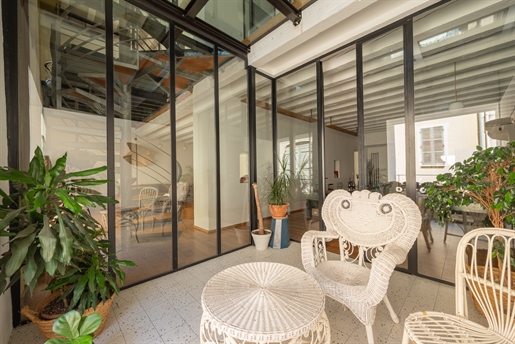 Coveted residential neighbourhood, Marseille 7th - this fully-renovated duplex loft or open space ap