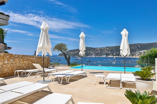 Saint-Jean-Cap-Ferrat, 135 m2. Apartment on the top floor of a luxury residence with janitor and swi
