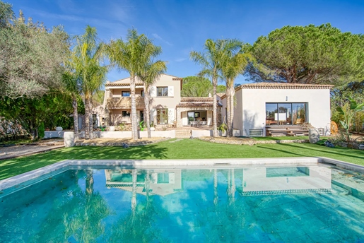 Ideally located, near the village of Grimaud, in a very quiet area, magnificent villa with a new par