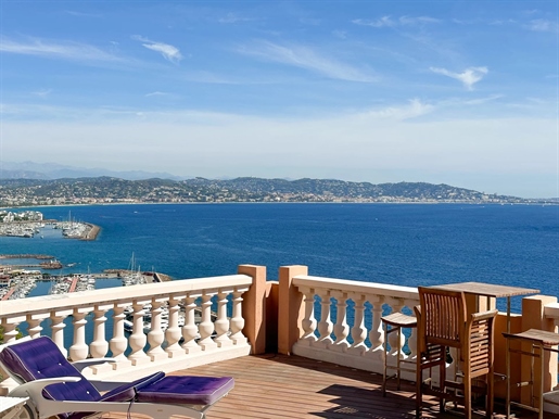 In a prestigious residence with pool and caretaker, lovely apartment enjoying panoramic sea view ove