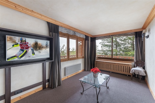 Come and discover this comfortable, ski-in/ski-out apartment. In a sought-after condominium, this on