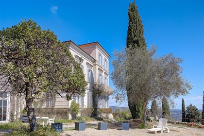 Beautiful Property of the 20th century boasting a delightful sea view, accommodation of about 600 m2