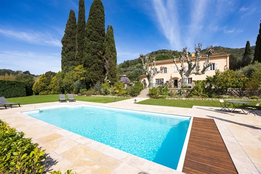 Welcome to this charming 19th-century bastide, nestling on a magnificent, partly flat plot of land w
