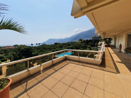 In the prestigious Cap Martin estate, a few minutes from the principality of Monaco, in a luxury res