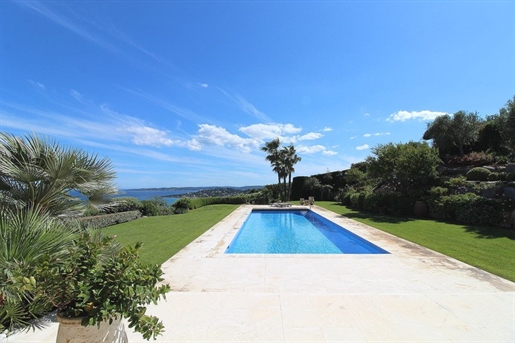 Beautiful villa with swimming pool and sumptuous 180 degree panoramic sea view for sale in a secure