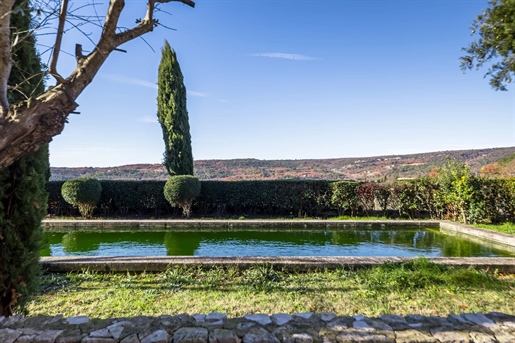 This 18th century farm, completely restored, is located in the heart of the village of Murs but give