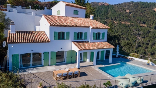 Provencal and luminous villa located in a private domain with breathtaking views of the sea and all
