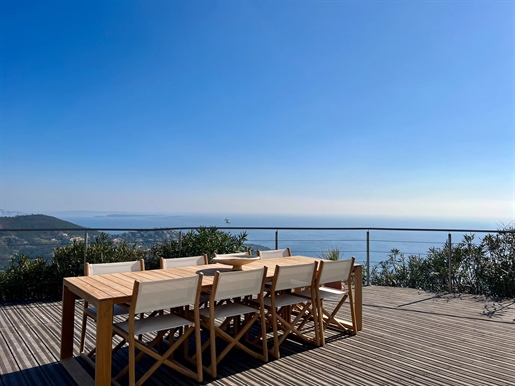 Provencal and luminous villa located in a private domain with breathtaking views of the sea and all