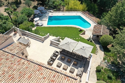Great location within easy reach of the popular village of Roquefort les pins, this attractive villa