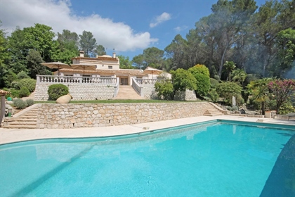 Très bien situé à proximité du village populaire de Roquefort les pins, cette jolie villa