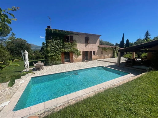 Located in a countryside area, pretty bastide 

With generous volumes, this lovely Provenc