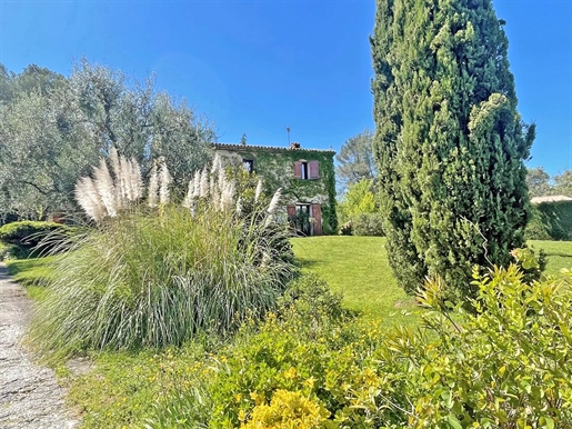 Located in a countryside area, pretty bastide 

With generous volumes, this lovely Provenc