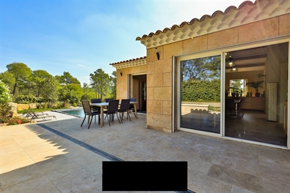 At the gates of the Verdon natural park, this contemporary house of 150m2 was built in 2007 on a plo