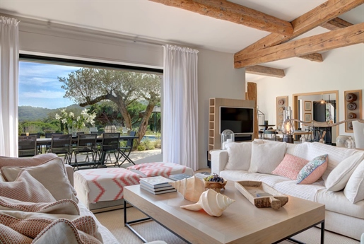 Eine moderne Villa mit 5 Schlafzimmern in der Nähe der schillernden Stadt Saint-Tropez 

Eingebette
