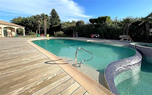 In a privileged setting on the outskirts of Aix-en-Provence, this 500 m2 property offers plenty of s