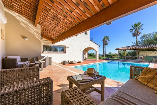 Découvrez cette villa provençale, idéalement située au sommet d’une colline offrant une vue mer pan