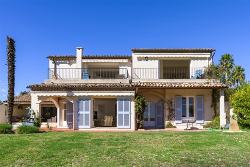 Ontdek deze Provençaalse villa, ideaal gelegen op een heuveltop met panoramisch uitzicht op zee, ge