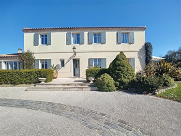 Superb, well-appointed 255 m2 house, ideally located near the centre of Leognan, in a landscaped par