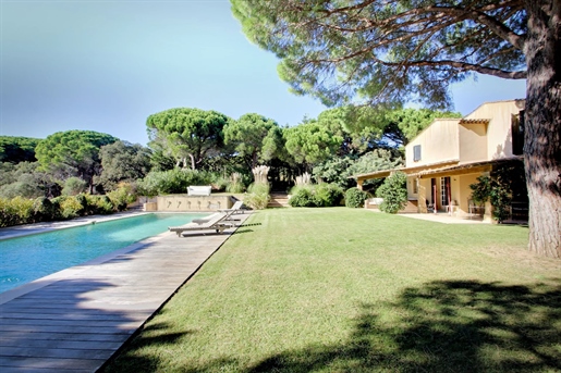 Ideally located, a few steps from Pampelonne beach, this family villa of approximately 390 m2 welcom