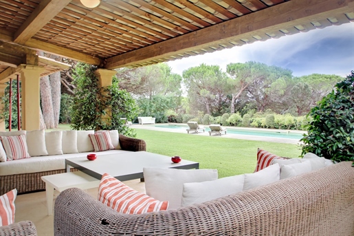 Ideally located, a few steps from Pampelonne beach, this family villa of approximately 390 m2 welcom