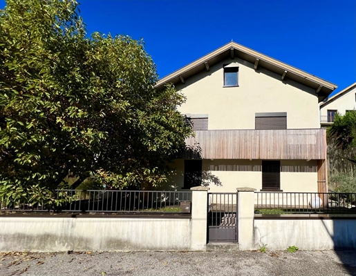 À seulement 500 mètres du lac, dans un quartier calme et paisible, vous tomberez certainement amour