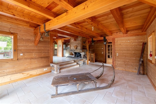 Abondance: large larch chalet with a surface area of 364 m2 and grounds of over 2,000 m2. 
