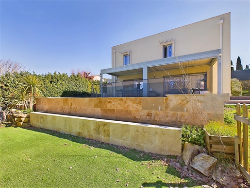 Within walking distance of the village, spacious contemporary metal-frame villa of approx. 180 m2 li