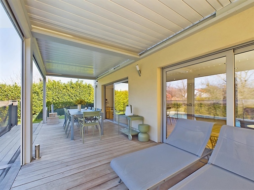 Within walking distance of the village, spacious contemporary metal-frame villa of approx. 180 m2 li