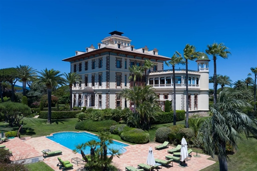 Exceptional apartment in the prestigious Chateau Borelli.

It offers a spacious living roo