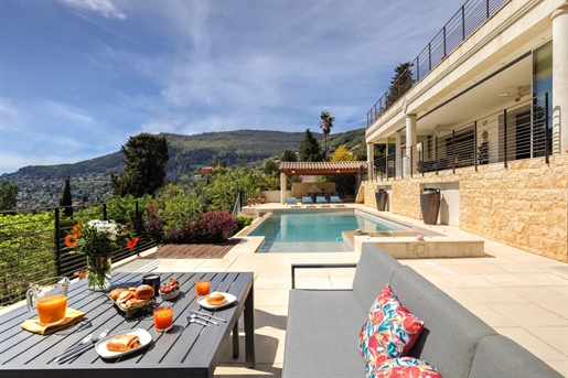 Nestled high, out of sight, this beautiful house of 300 m2 enjoys a breathtaking panoramic view of t