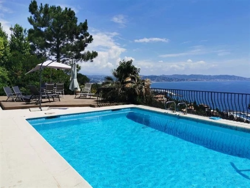 Located in a sought after and secure domain in Theoule-sur-mer, 5 minutes from the shops, this famil