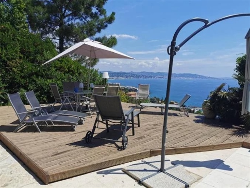 Located in a sought after and secure domain in Theoule-sur-mer, 5 minutes from the shops, this famil
