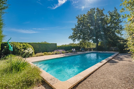 In the heart of the Luberon, close to the superb hilltop villages of Lacoste and Goult, this restore