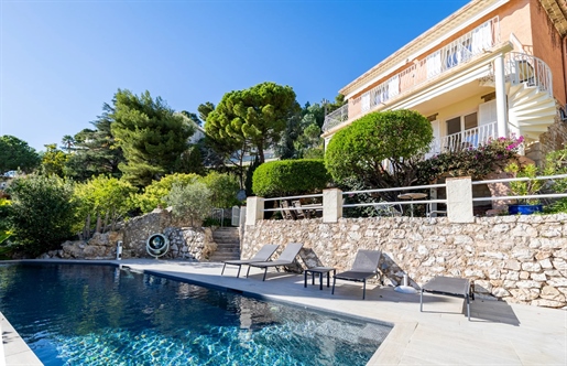 Looking out over the Mediterranean, family home located in a prized quiet residential neighbourhood