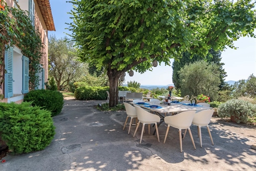 Located a few minutes from the village of Valbonne and the town of Grasse, sitting in a quiet area,