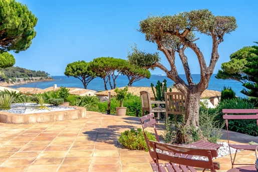 Sea view property in a prized location.

Sainte-Maxime villa for sale. In a quiet and secu
