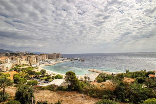 Située à quelques mètres de Monaco et de la plage Marquet, maison privée sur 3 niveaux d’une superf