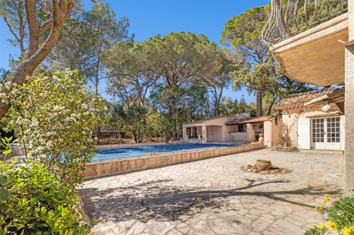 Mooie 8 kamer villa met zwembad te koop in Saint Raphael.

Gelegen in een van de mos