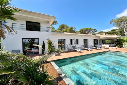 Magnificent completely renovated property located in the residential sector of Semaphore/La Virginie