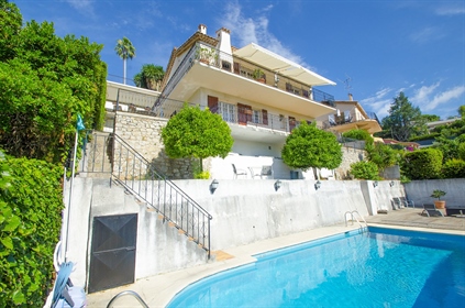 Lovely villa with 4 bedrooms, swimming pool and parking for 4 cars.

This delightful villa