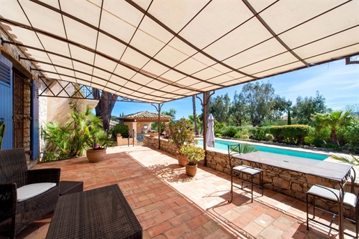 Close to Grimaud village, very charming Provencal bastide within a secure private domaine.
