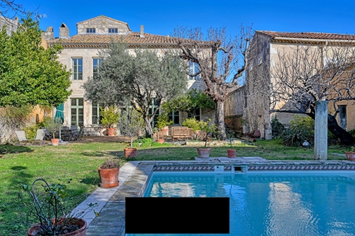 10 minutes from Nimes, in the center of the village, this 300m2 bourgeois house and its intimate 700