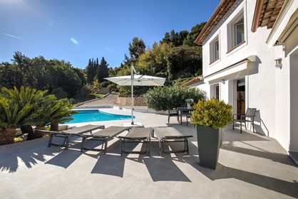 For a quiet life among the birdsong, discover this beautiful neo-Provencal villa in perfect conditio