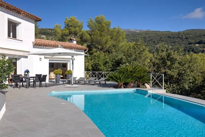 For a quiet life among the birdsong, discover this beautiful neo-Provencal villa in perfect conditio