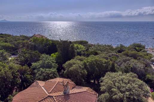 On the outskirts of the Gulf of Saint-Tropez, this property from the early 20th century occupies a v