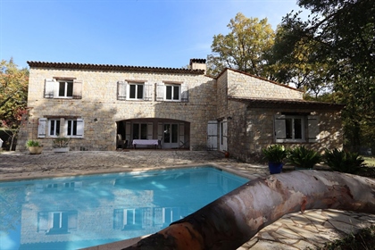 Heavenly estate of 25,000 m2 at the foot of the village of Fayence. 

Set on a wooded prop