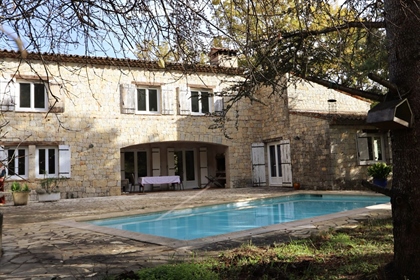 Heavenly estate of 25,000 m2 at the foot of the village of Fayence. 

Set on a wooded prop