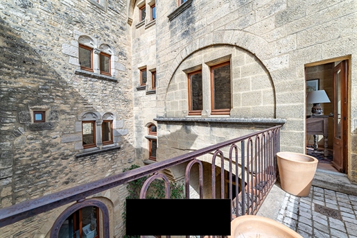 Old stone village house of 215 m2, completely renovated, nestled in the heart of a charming village
