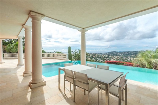 Sainte-Maxime villa for sale. In a secure domain, magnificent view of the sea and the hills for this