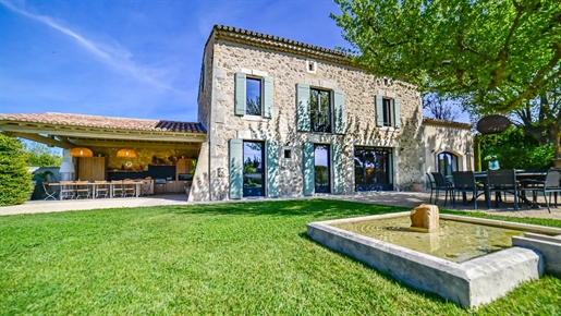 Just a few minutes from St Remy de Provence, this superb period, stone-built farmhouse is located no
